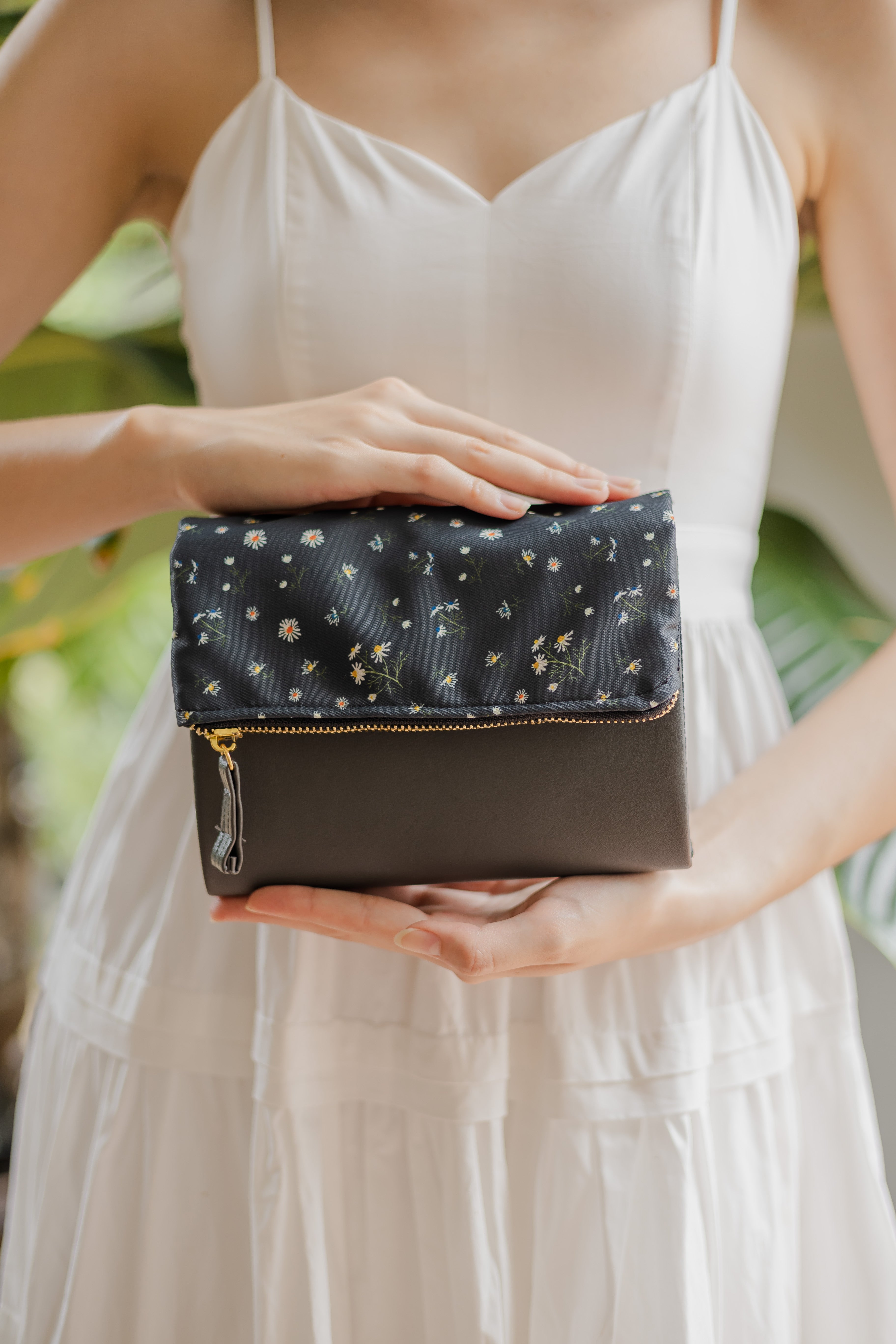 {{Lovetheark x Mori}} Chamomile Dark Grey Pursebook