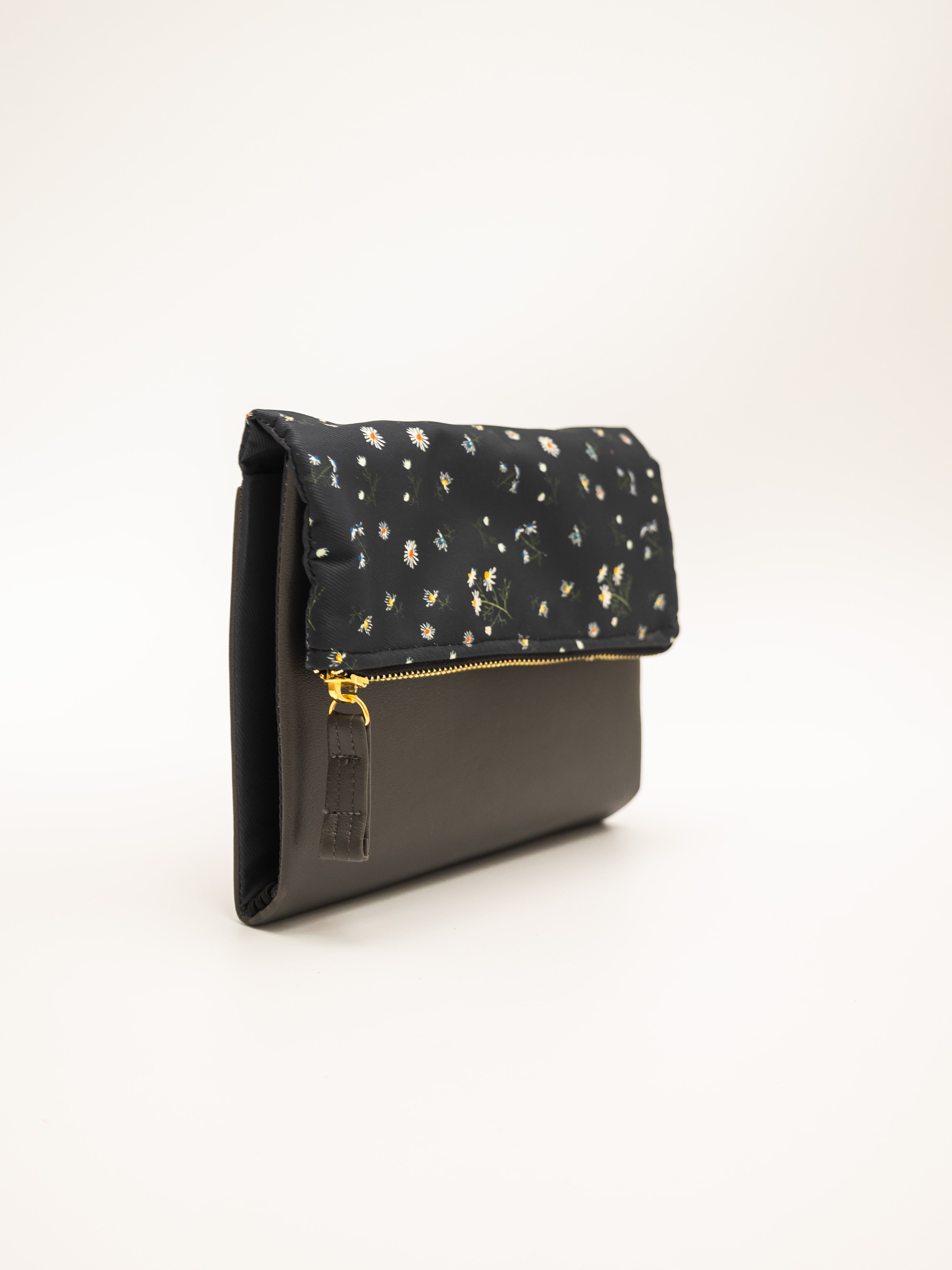 {{Lovetheark x Mori}} Chamomile Dark Grey Pursebook