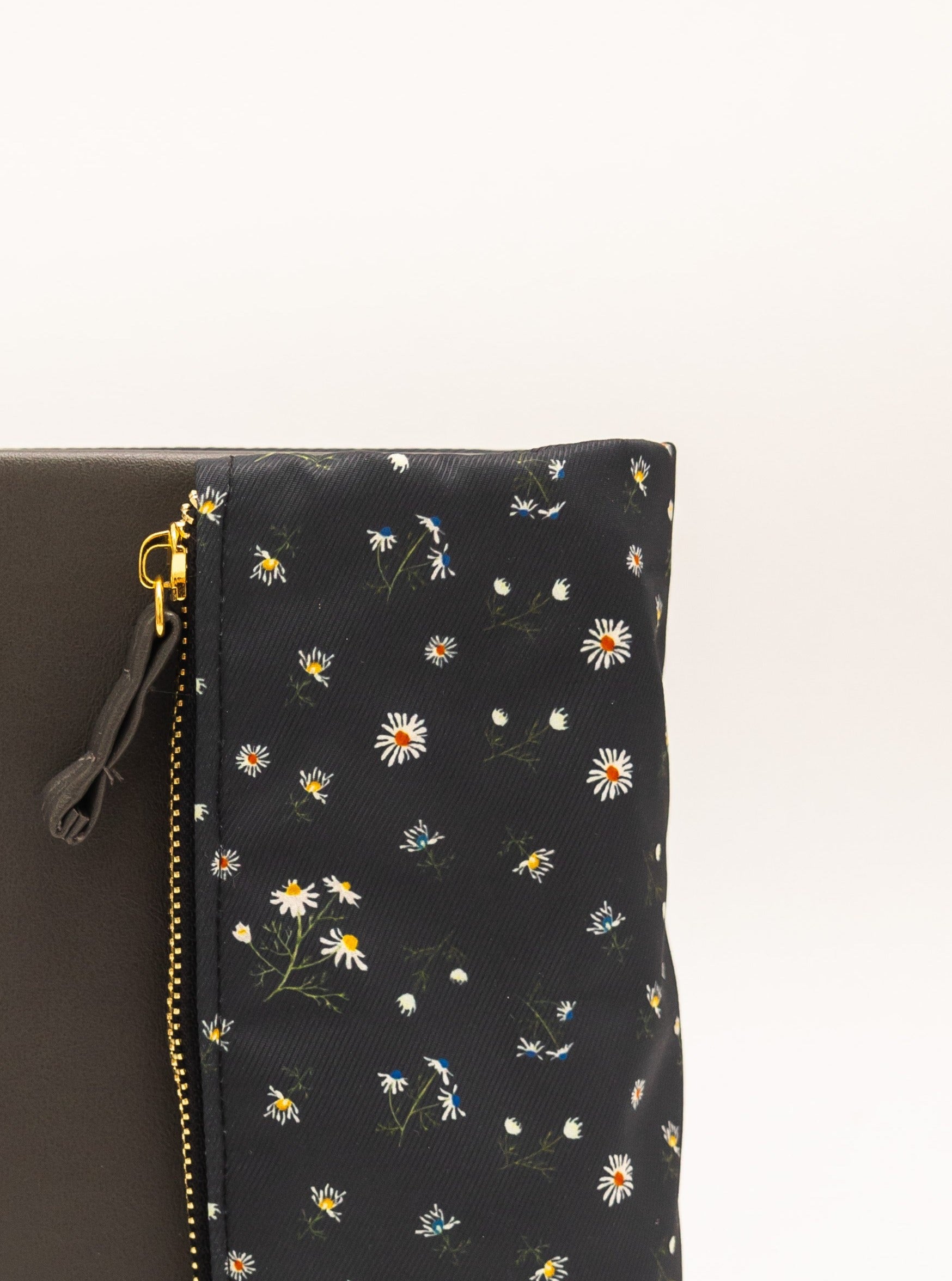 {{Lovetheark x Mori}} Chamomile Dark Grey Pursebook